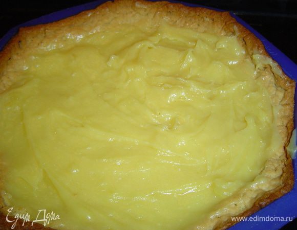 Основу из песочного теста заполняем теплым кремом.