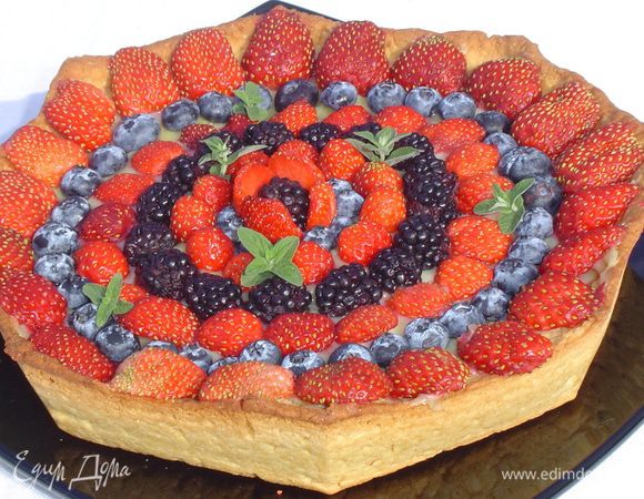 Сверху выкладываем ягоды (у меня: клубника, голубика, ежевика) и украшаем мятой.