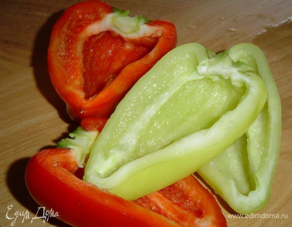 Перцы моем, разрезаем вдоль и очищаем от семян.