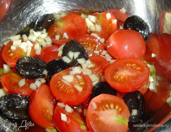 Помидоры-черри разрезаем пополам, чеснок измельчаем, оливки разрезаем на две части,добавляем немного соли и оливкового масла, аккуратно перемешиваем.