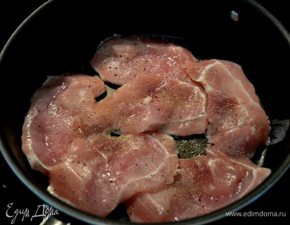 Разогреем сковороду, выльем олив. масло. Выложим кусочки свинины, посолим и поперчим. Готовим 5-10 мин. с обеих сторон.