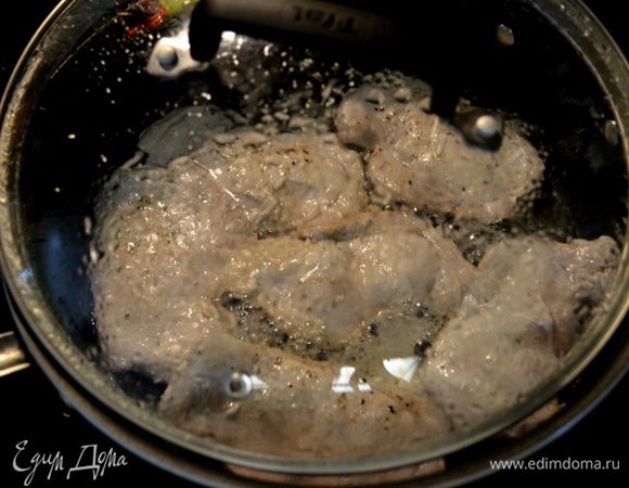 Убавим огонь и прикроем крышкой. Готовим до готовности.