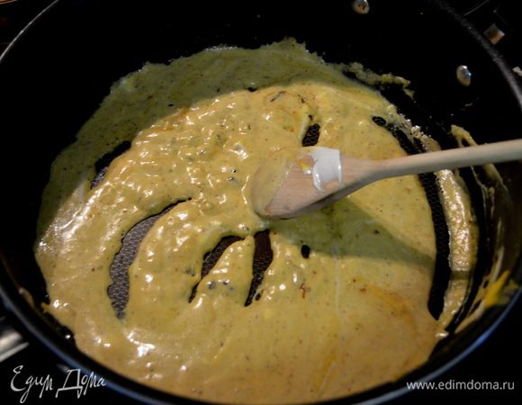 Готовую свинину снимем со сковороды, выложим на тарелку и прикроем фольгой. На свиной сок, что остался на сковороде, выльем горчицу и сметану, перемешаем, добавим немного воды,если слишком густо, и помешиваем, не доводить до кипения.