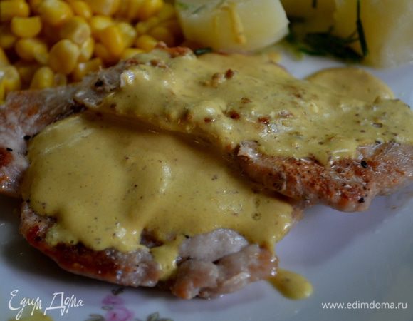 Подаем соус поверх нашей готовой свинины. Приятного аппетита.