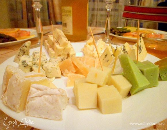 Ещё я сделала сырную тарелку и подала её с мёдом. Сыр можно брать на Ваш вкус. Желательно использовать разные сорта. У меня тут камамбер, бри, пармезан и ещё какие-то (точно не помню названия). Если есть - добавьте орехов и виноград, но и без них сочетание сыра с мёдом и вином - просто волшебное!)))


Приятного!))))
  