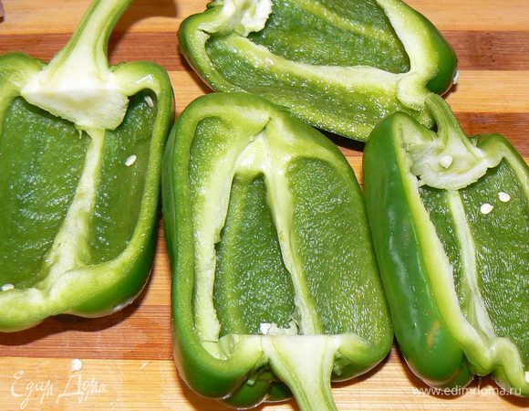 Сладкий перец вымыть,разрезать на половинки, очистить от семян