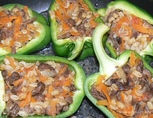 зафаршировать перцы,намного потушить под крышкой