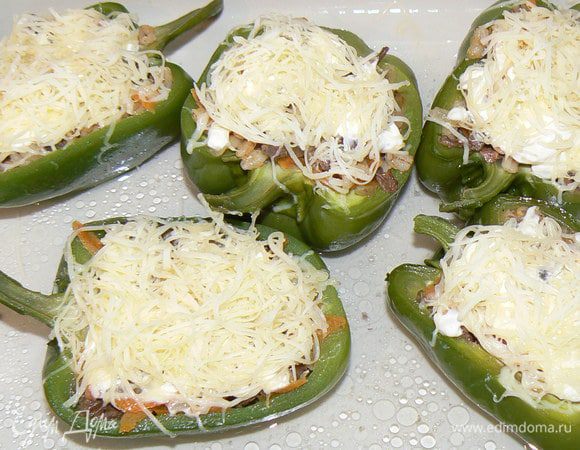 переложить в форму для запекания,посыпать сыром и отправить в духовку