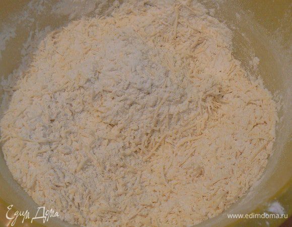 перемешать сыр с мукой