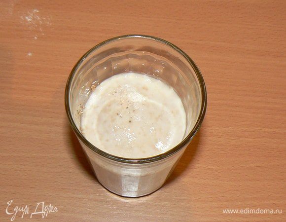 Дрожжи развести в теплой воде или молоке, добавив сахар
