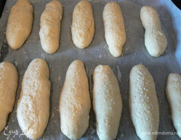 сформировать булочки,смазать молоком ,посыпать кунжутом