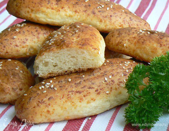 Оставить до увеличения размера булочек в 2 раза.
Поставить в разогретую до t=180~200°C духовку до зарумянивания.
