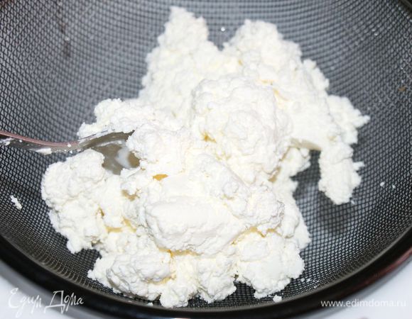 Творог протереть через сито.