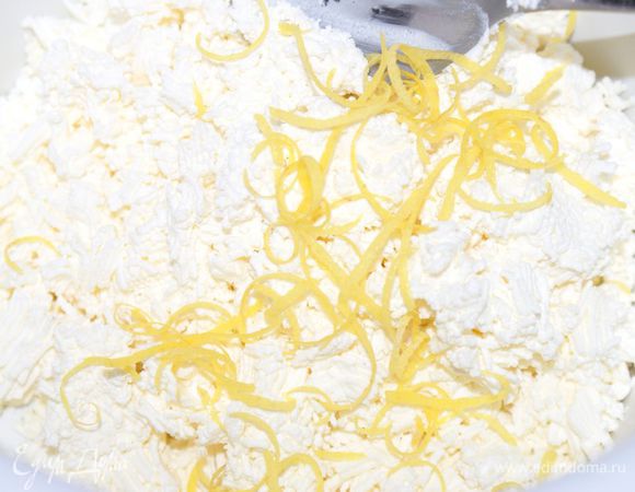 Добавить к творогу цедру и сок половины лимона.