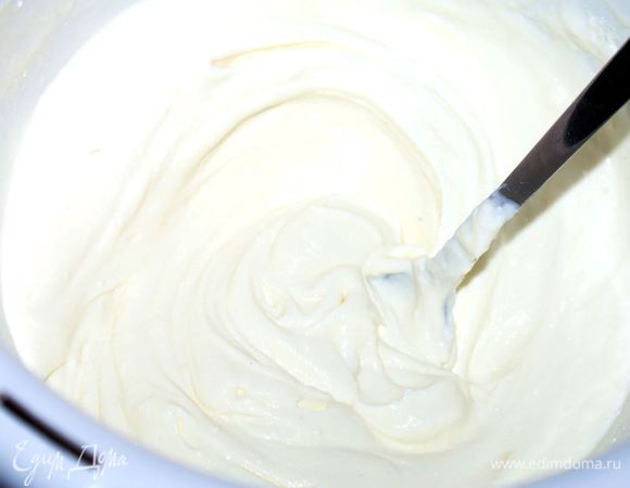 Добавить сахарную пудру, йогурт. Все перемешать.