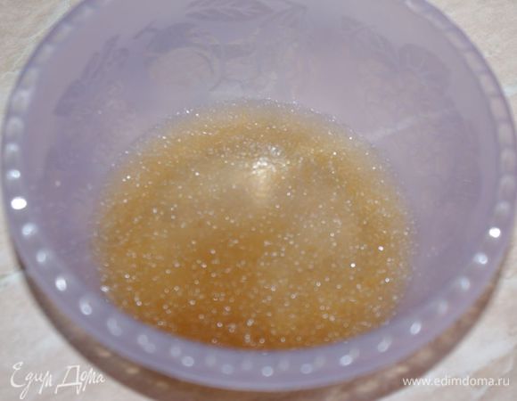 Желатин замочить в 4 ст. ложках кипяченой холодной воды.