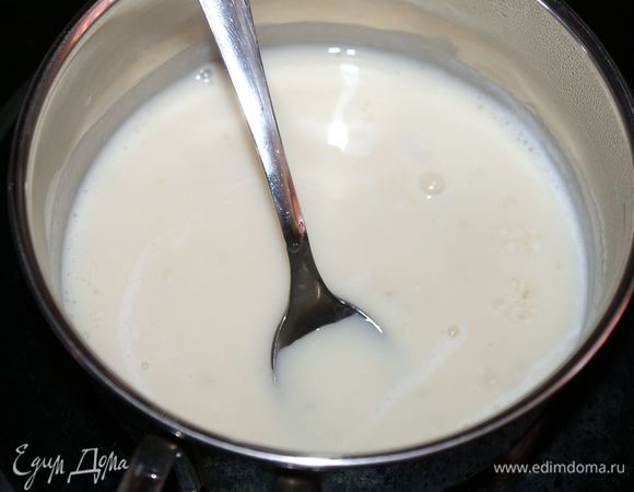 Молоко вскипятить, немного остудить. Добавить желатин и на медленном огне растворить в молоке, не кипятить(!). Добавить в творожную массу и хорошо перемешать до однородности.