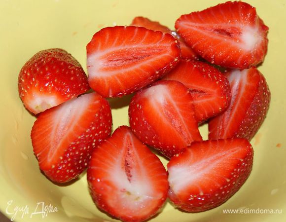У клубники удалить плодоножку и разрезать каждую клубничину на 2 части.