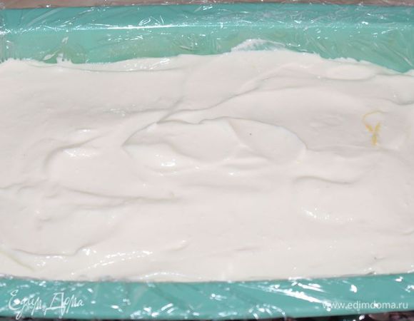 На клубнику выложить оставшуюся половину творожной массы. Поставить в холодильник до полного застывания массы.