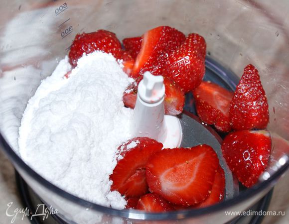 В блендере пюрировать клубнику, сахарную пудру и вино.