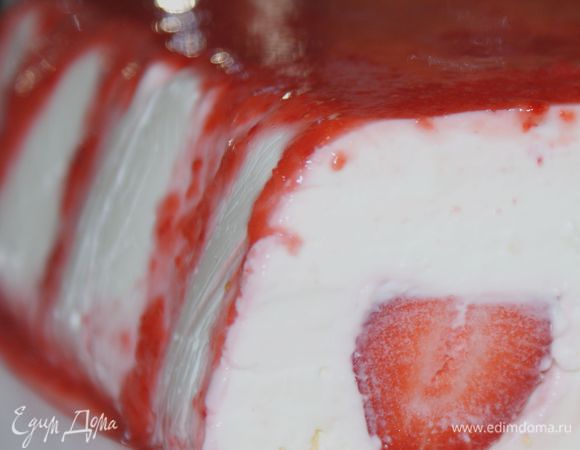 Когда творожный десерт застынет, перевернуть на блюдо и сверху полить клубничным соусом. 
Приятного аппетита!