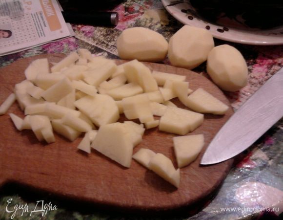 Картофель нарезать по вкусу.