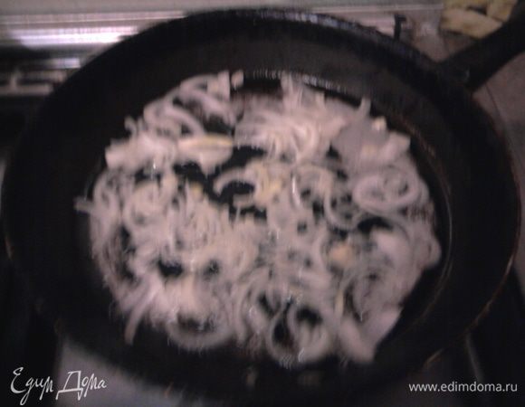 Репчатый лук порезать полукольцами и обжаривать до золотистого цвета.