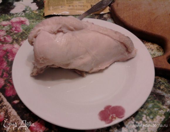 Куриную грудку вынимаем и ждем, пока остынет.