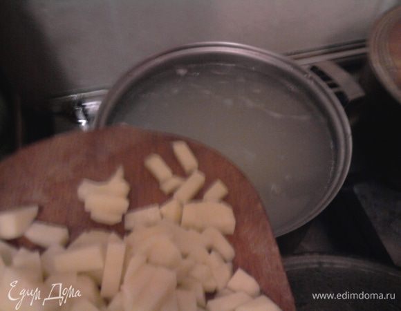 Картофель отправляем в кипящий соленый куриный бульон.