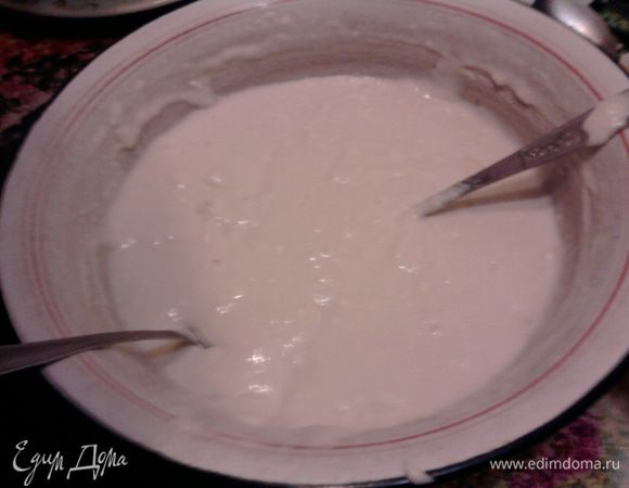 Постепенно вводим молоко и муку, солим тесто. Яичные белки взбиваем и осторожно вводим в тесто. Смешиваем до однородной массы.Тесто должно быть довольно крутым.