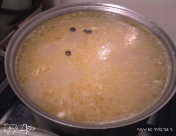 Когда содержимое сковородки обжариться, добавить с лавровым листом и перцем его к картошке. Куриную грудку разделать и тоже опустить в суп. Добавить специи по вкусу.