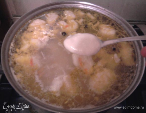 Набирать тесто смоченной в воде ч. л. и опускать в кипящий бульон. После этого варить суп еще 7-10 мин.