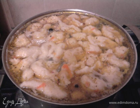 Клецки лучше разварятся в кастрюле, накрытой крышкой. Готовые всплывут на поверхность. Прятного аппетита!