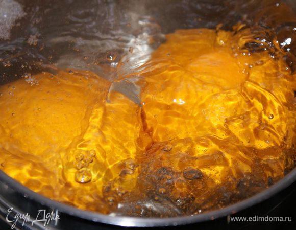 Апельсины опустить в холодную воду, довести воду до кипения и слить. Проделать эту процедуру еще 2 раза. (В сумме получается 3 раза)