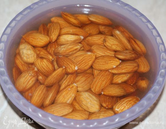 Миндаль залить на 5 минут кипятком.