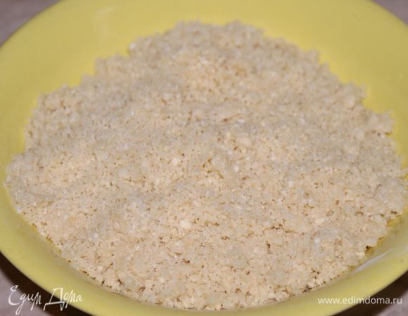 Очистить от шкурки и перемолоть в блендере в крошку.