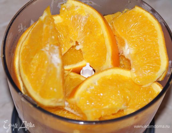 Апельсины остудить, разрезать каждый на 8 частей, удалить косточки и положить в блендер.