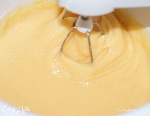 Миксером взбить яйца, добавить муку, разрыхлитель и сахар.