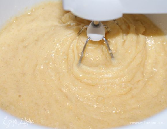 Добавить миндальную крошку и хорошо размесить.