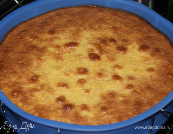 Вылить тесто в форму для выпекания (предварительно смазанную сливочным маслом, если силиконовая – то смазывать не обязательно). Духовку разогреть до 170 градусов. Поставить выпекаться пирог на 1 час. Но все зависит от характеристик Вашей духовки. 