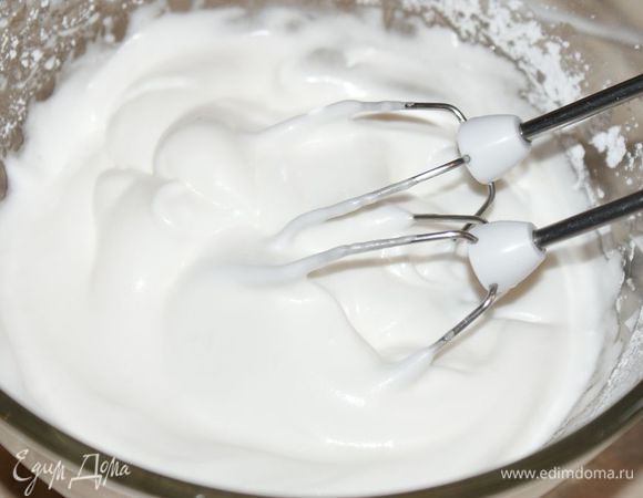 Не задолго до окончания выпекания пирога, взбить 2 белка в крутую пену. Добавить сахарную пудру.