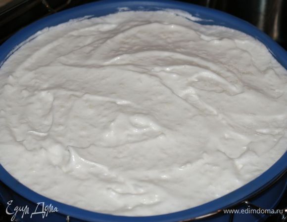 Вынуть готовый пирог и духовку не выключать. Распределить белковую “глазурь” на горячем пироге.