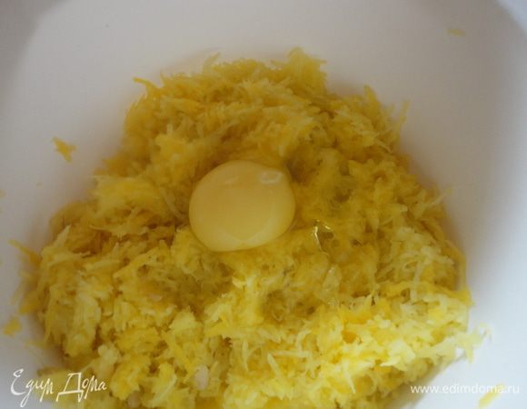 К натертому кабачку добавить яйцо.