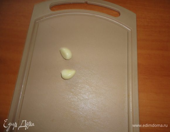 Чеснок выдавить через чеснокодавилку.