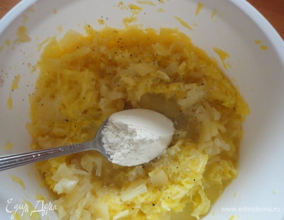 Добавить муку, соль, молотый перец. Все хорошо перемешать и жарить на растительном масле.