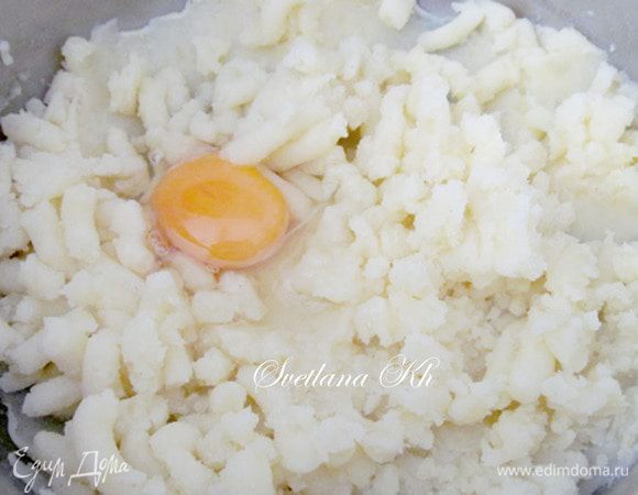 Отварить картофель в подсоленной воде. Воду слить, а картофель пюрировать (не блендером).
Охлажденное пюре солим, добавляем 1 яйцо. Я добавила по своему вкусу хмели-сунели. Но это уже моя добавка. У финов этой специи быть не может.
