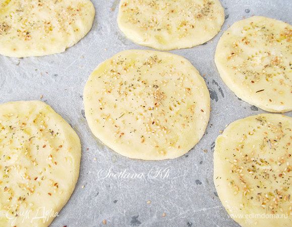 Вилкой часто накалываем, посыпаем розмарином (я посыпала прованскими травами и кунжутом), смазываем оливковым маслом и выпекаем в предварительно разогретой до 190 С духовке.