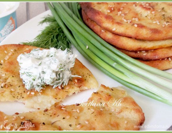 Подаем со сметаной, творожным кремом, икрой, грибами...