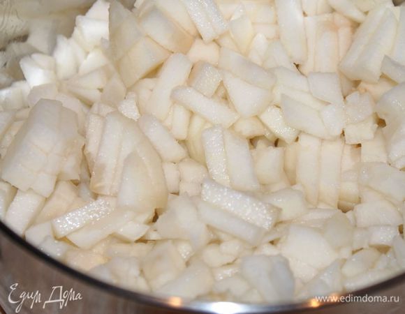 Нарезать небольшими кусочками, сложить в кастрюлю в котором будет вариться варенье.
