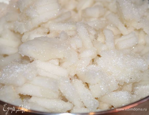 Засыпать сахаром и перемешать.